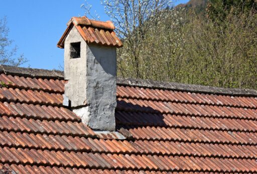 https://pixabay.com/photos/housetop-brick-chimney-architecture-1378956

